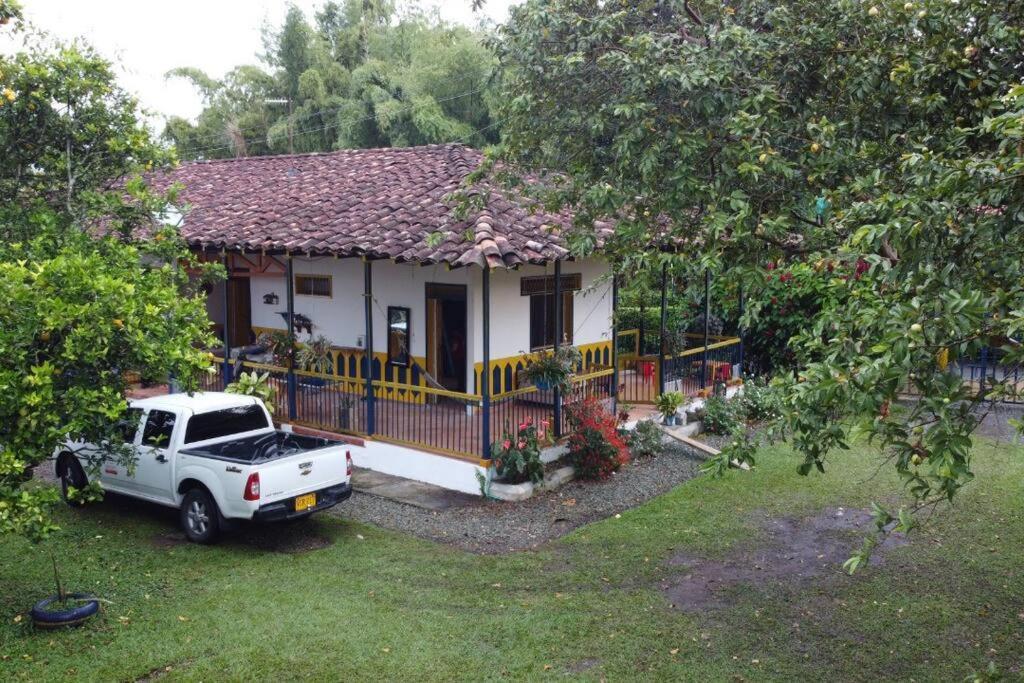 Casa Finca Villa Luz A 800 Mts Del Parque Del Cafe Montenegro Exterior photo
