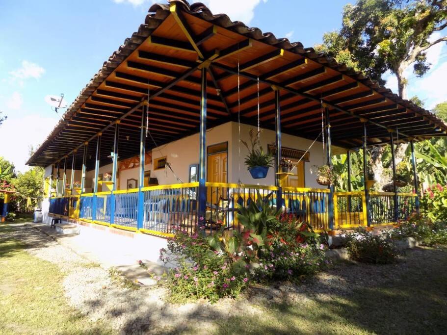 Casa Finca Villa Luz A 800 Mts Del Parque Del Cafe Montenegro Exterior photo